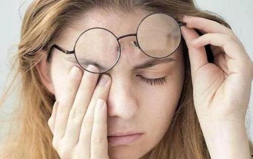 娱乐吃瓜酱做眼保健操